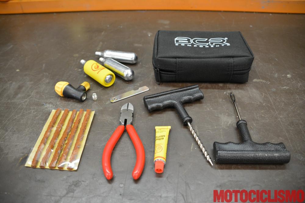 Tutorial riparazione pneumatici moto: come si usa il kit. Il video -  Motociclismo